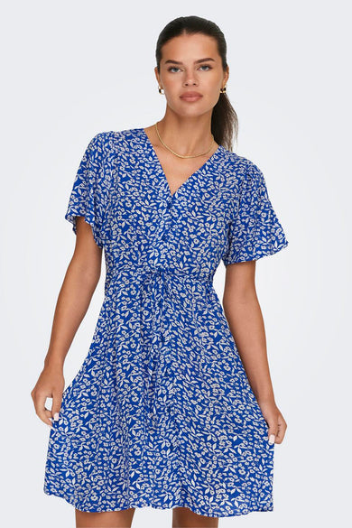 Robe bleue à manches courtes de ONLY®, avec un motif floral et une ceinture à la taille.