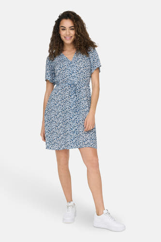 Blauwe jurk met korte mouwen van ONLY, met bloemenprint en een ceintuur.
