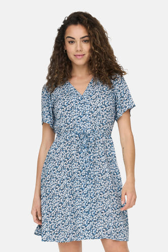 Blauw kleedje met korte mouwen van ONLY, met bloemenprint en een strikceintuur.
