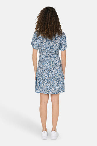 Blauwe jurk met korte mouwen van ONLY, met een witte bloemenprint.
