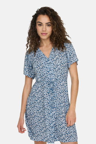 Blauwe jurk met korte mouwen van ONLY, met bloemmotief en knoopsluiting.
