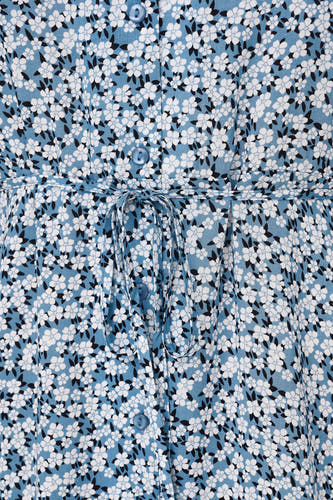 Blauw kleedje met korte mouwen van ONLY, met een bloemenprint en een ceintuur in de taille.
