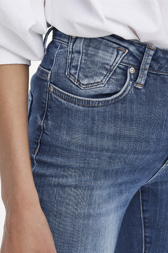 Jean skinny en denim bleu de ONLY, avec une ceinture haute et des détails de poche.