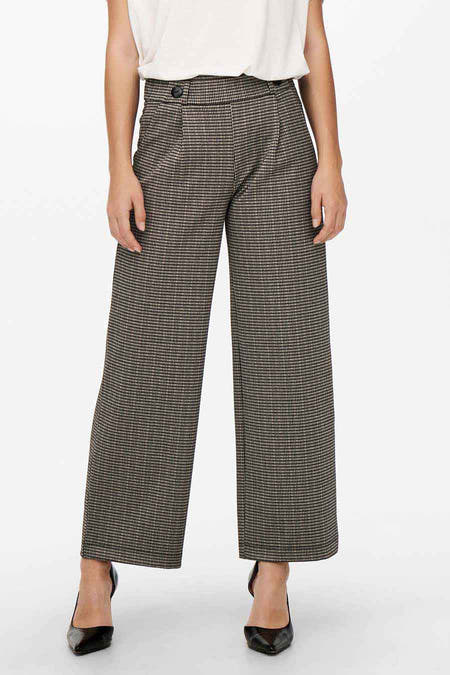 Grijze broek van JDY met een ruitpatroon en een wijde pijp, gecombineerd met zwarte pumps.

