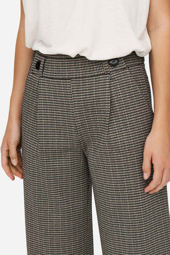 Grijze broek van JDY, met een ruitjespatroon en knoopdetails aan de tailleband.