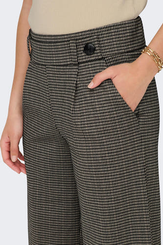 Grijze broek van JDY met pied-de-poule patroon, een knoopsluiting en hand in de zak.
