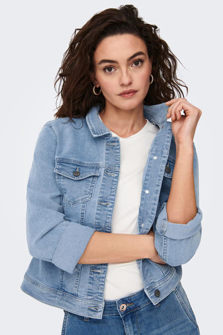 Korte jas van lichtblauw denim van ONLY, met lange mouwen en zichtbare knoopsluiting.