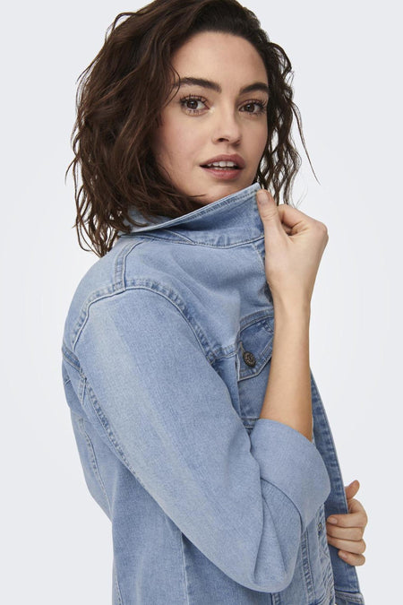 Lichtblauwe denim jas van ONLY, met een opstaande kraag en zichtbare stiksels.