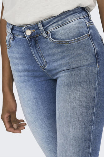 Jean flared bleu clair d'ONLY, avec une fermeture éclair visible et des coutures sur le devant.