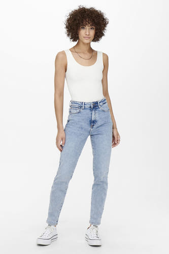 Lichtblauwe rechte jeans van ONLY, met een witte tanktop en witte platform sneakers.
