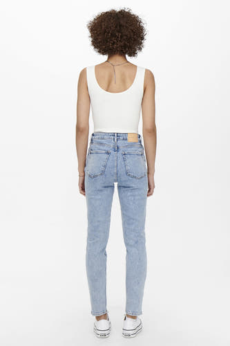 Lichtblauwe straight jeans van ONLY, met witte tanktop en witte sneakers.