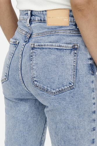 Lichtblauwe straight jeans van ONLY, met achterzakken en een leren merklabel.
