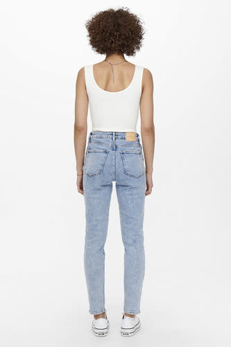 Lichtblauwe straight jeans van ONLY, met hoge taille en gedragen met wit topje.