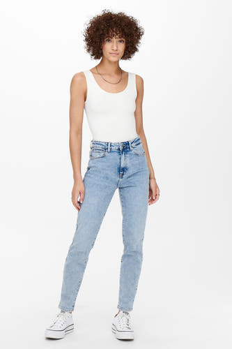 Lichtblauwe rechte jeans van ONLY, gedragen met een wit hemdje en witte sneakers.