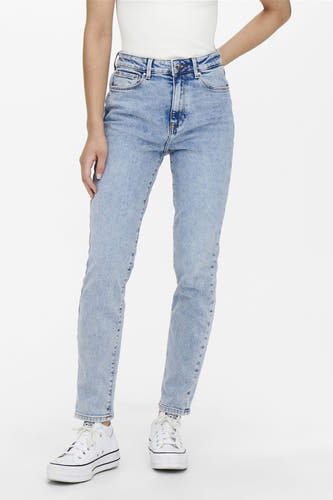 Lichtblauwe straight jeans van ONLY, met hoge taille en gecombineerd met witte sneakers.
