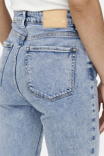 Lichtblauwe straight jeans van ONLY, met achterzak en logo label.