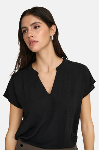 Zwarte blouse met korte mouwen van JDY, met een v-halslijn en subtiele textuur.