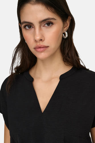 Zwarte blouse van JDY met korte mouwen en een V-hals.
