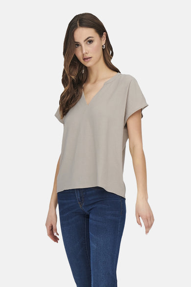 Beige blouse met korte mouwen van JDY, met een subtiele textuur en een V-hals.