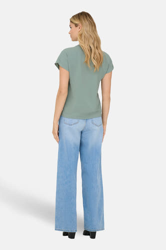 Chemisier vert à manches courtes de JDY, avec une texture subtile et combiné avec un jean ample.