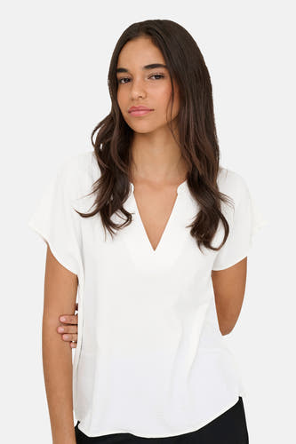 Witte blouse van JDY met korte mouwen, V-hals en subtiele textuur, gedragen door een model.