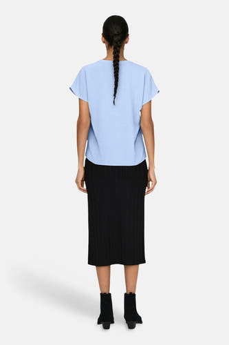 Blauwe blouse met korte mouwen van JDY, met een geweven textuur en gecombineerd met een zwarte rok en laarsjes.