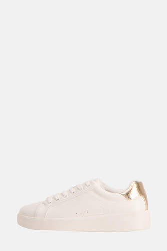 Sneakers blanches ONLY, avec des accents dorés sur la semelle en un motif en peau de serpent, de dos.