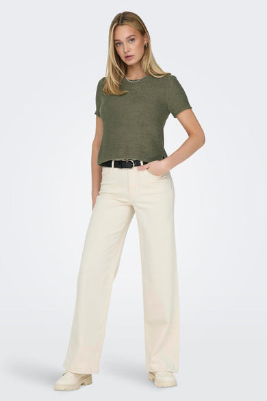 T-shirt vert avec manches courtes de ONLY, doté d'une subtile texture, associé à une ceinture noire et à des pantalons crème.