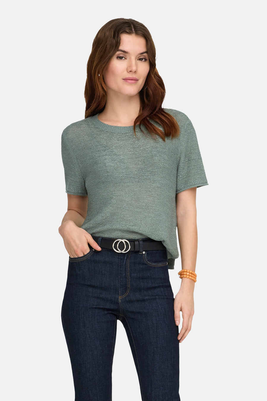Pull vert pour ONLY, à manches courtes, combiné avec un jean foncé avec une ceinture noire.