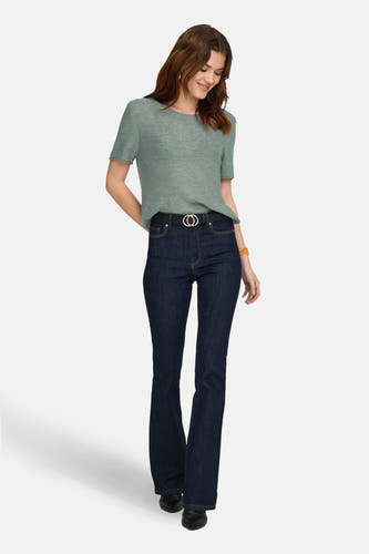 Groene trui van ONLY, met korte mouwen, gecombineerd met donkere jeans met een zwarte riem.
