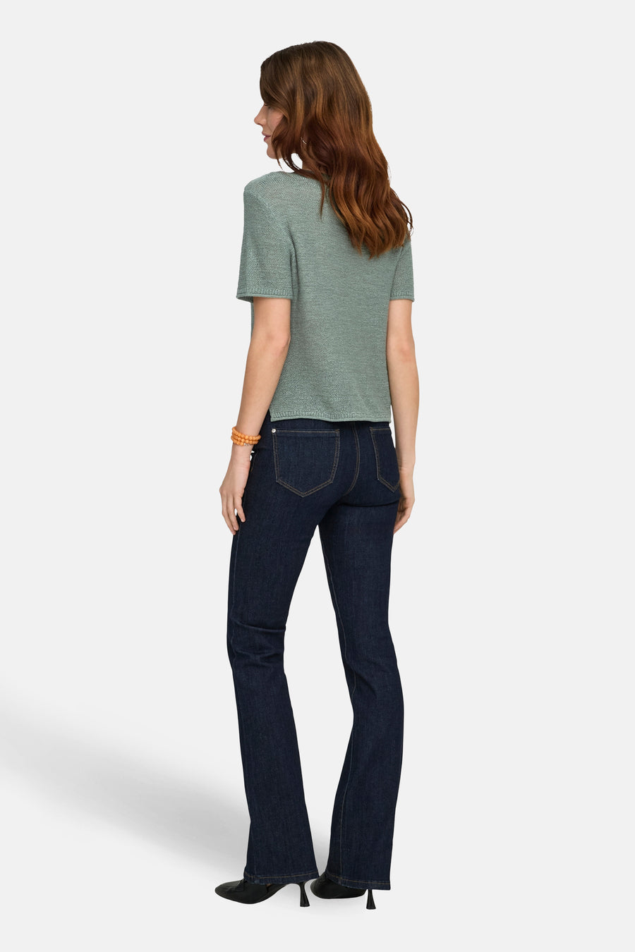 Pull vert de ONLY, à manches courtes et porté avec un jean foncé et des chaussures noires.