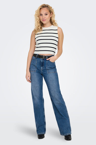 T-shirt blanc sans manches d'ONLY, avec des rayures noires, associé à des jeans larges et une ceinture noire.