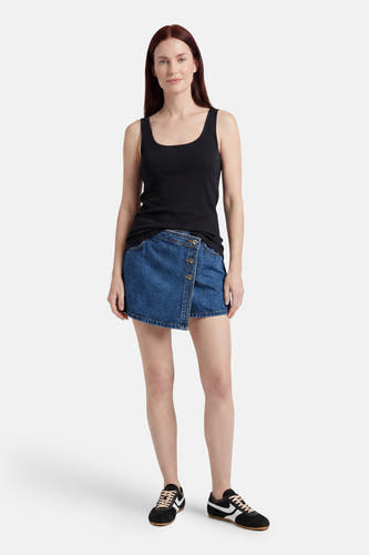 Donkerblauwe denim skort van ONLY® met een asymmetrische overslag en knoopsluiting.