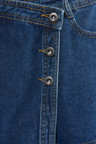 Donkerblauwe denim skort van ONLY® met zilverkleurige knopen en contrasterende oranje stiksels.