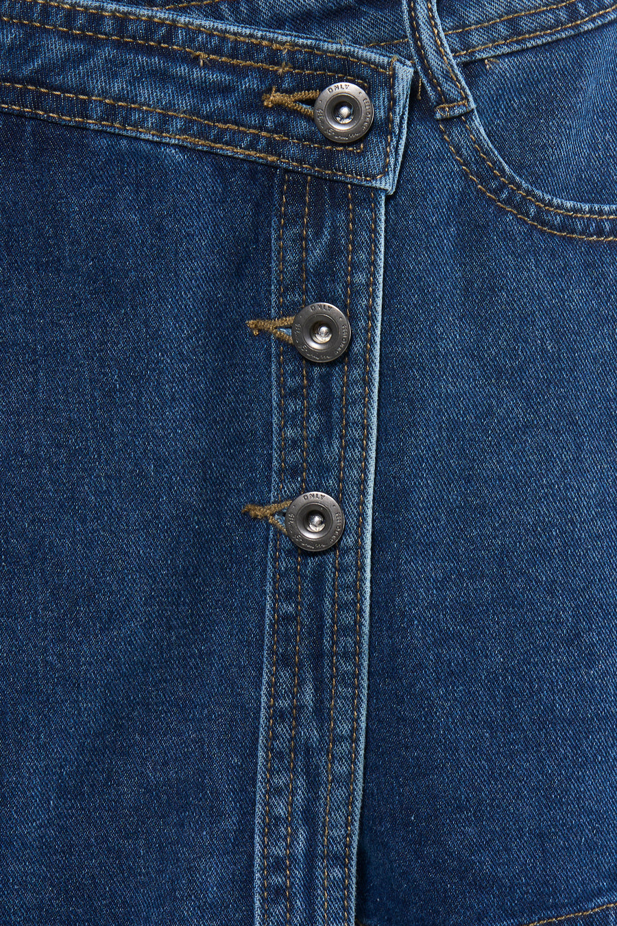 Donkerblauwe denim skort van ONLY® met zilverkleurige knopen en contrasterende oranje stiksels.