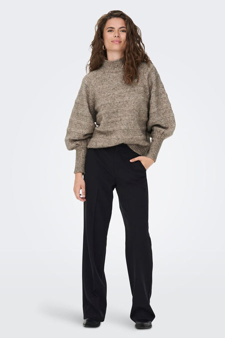 Pull marron à col roulé de ONLY, avec de longues manches bouffantes, combiné à un pantalon noir.