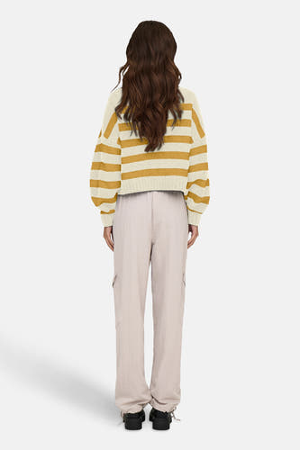 T-shirt écru avec col rond de ONLY®, rayé, porté avec un pantalon beige.