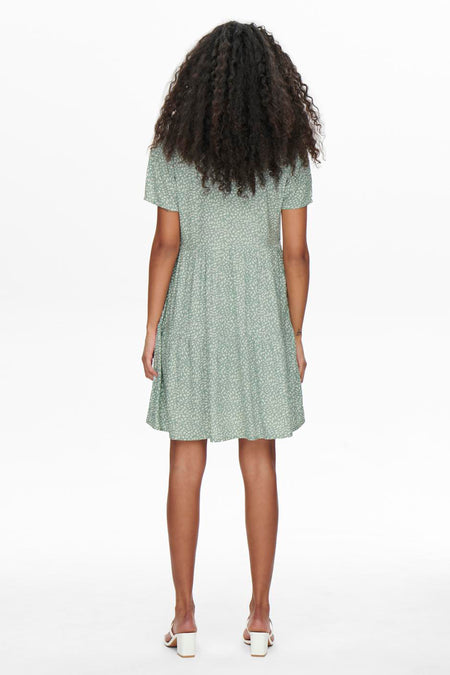T-shirt à manches courtes vert de ONLY, avec motif feuille et sandales blanches en cuir.