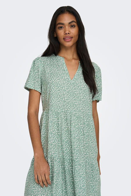 Jupe courte verte de ONLY, avec motif feuille et manches courtes.