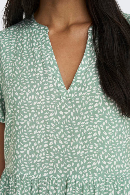 Jupe verte courte de ONLY, avec un motif de feuille blanche et une encolure V.