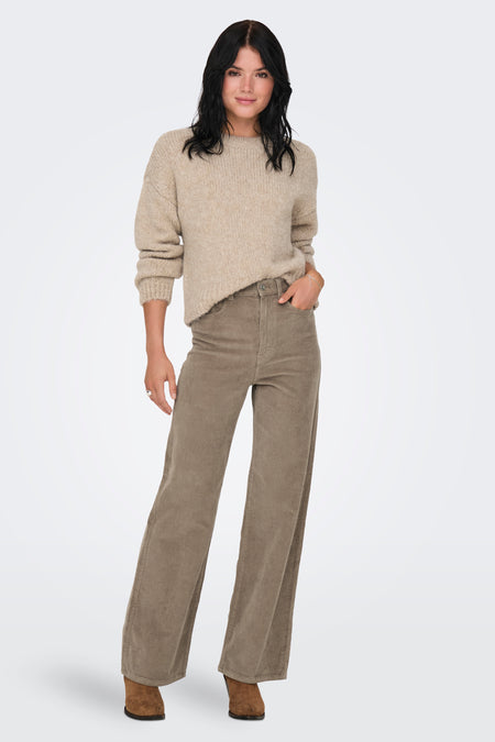 Bruine colorbroek van ONLY, gecombineerd met een beige trui en bruine schoenen.