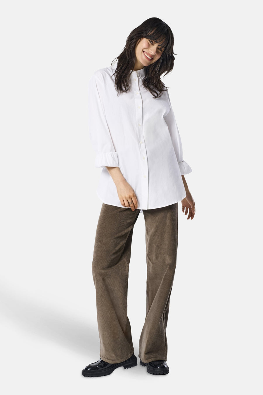 Bruine colorbroek van ONLY, gedragen met een witte blouse en zwarte schoenen.

