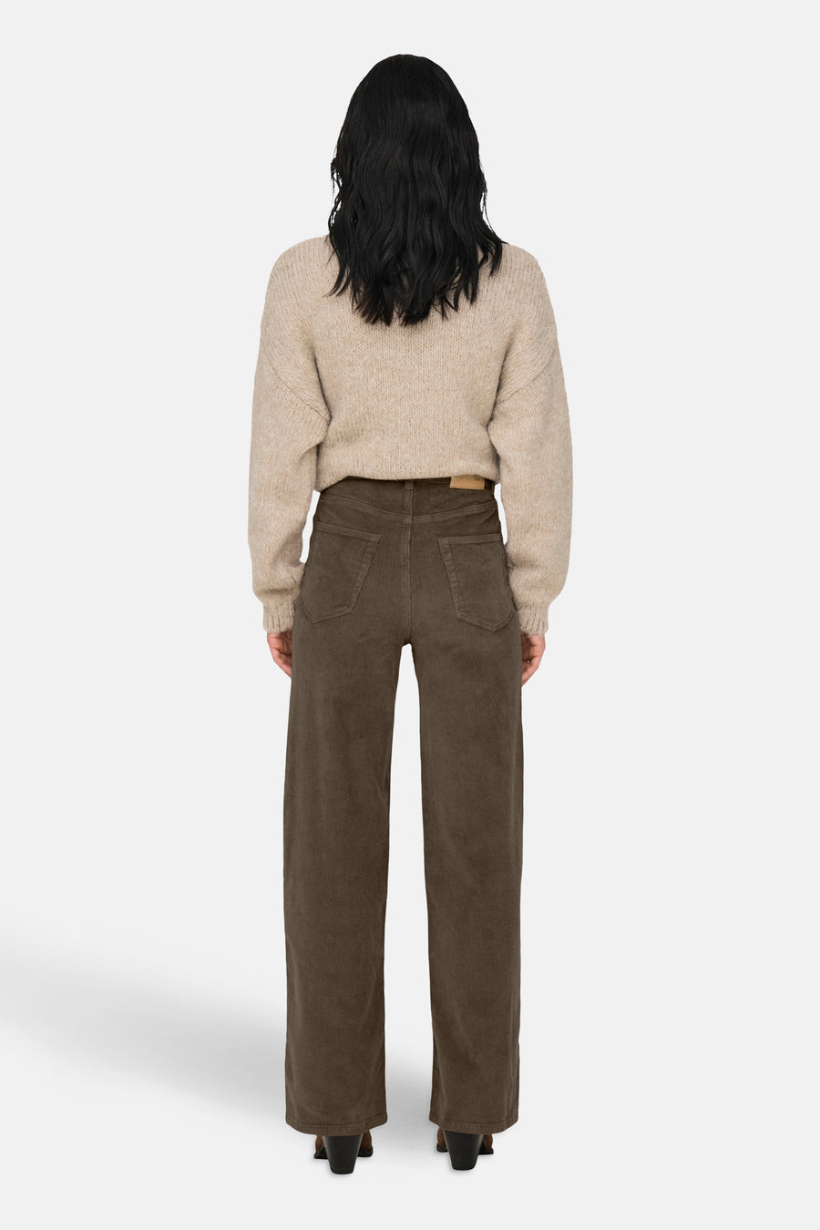 Bruine corduroy colorbroek van ONLY, met rechte pijpen en achterzakken.