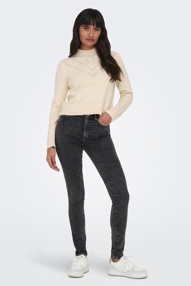 Donkergrijze skinny jeans van ONLY® met subtiele was, strakke pasvorm en hoge taille, gedragen met crèmekleurige trui en witte sneakers.