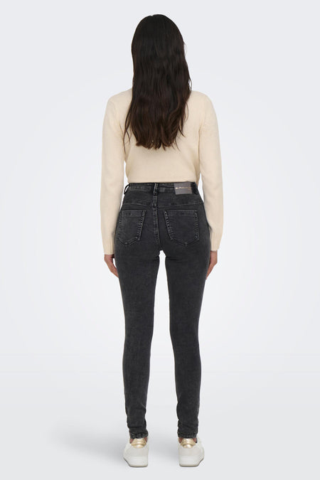 Donkergrijze skinny jeans van ONLY®, achterzijde, strakke pasvorm met zakken, model draagt crèmekleurige trui en witte sneakers