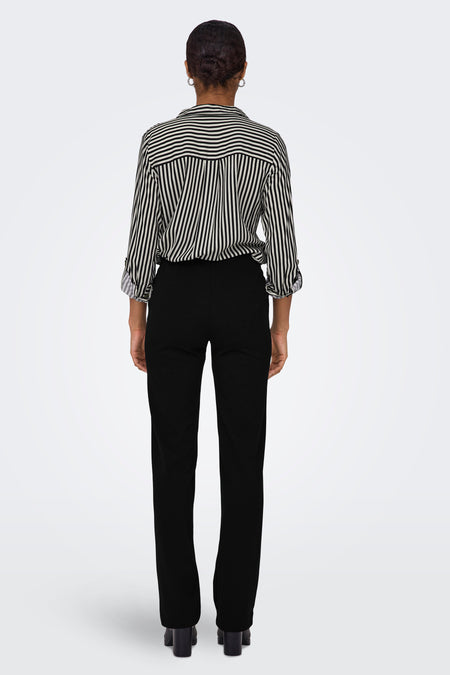 Zwarte dames seizoensbroek van ONLY, met een gestreepte blouse en zwarte hakken.
