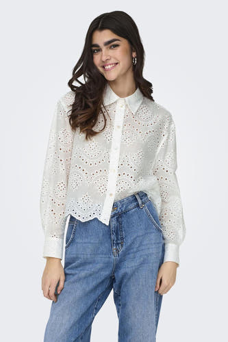 Chemise blanche à manches longues de ONLY, avec des détails ouverts et associée à un jean.