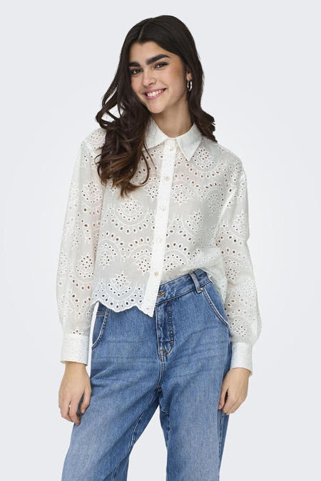 Wit overhemd met lange mouwen van ONLY, met open details en gecombineerd met jeans.
