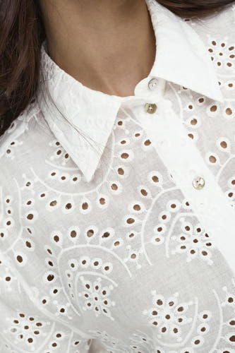 Blouse blanche à manches longues de ONLY®, avec broderie anglaise et fermeture à boutons.