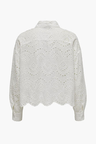 Chemise blanche à manches longues de ONLY, avec des détails ajourés et un col en vagues.